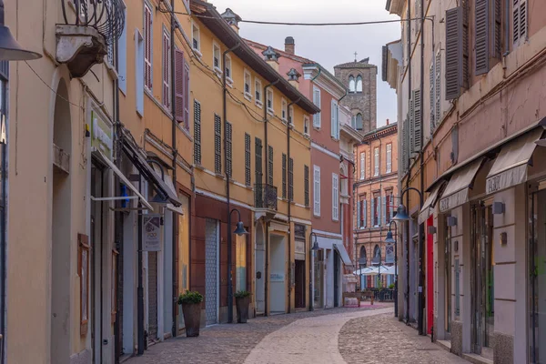 Ravenna, İtalya, 1 Eylül 2021: İtalyan kenti Ravenna 'nın merkezindeki ticari cadde.