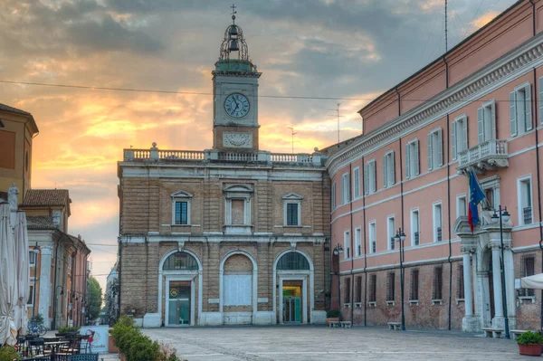 ラヴェンナ イタリア 2021年9月1日 イタリアの町ラヴェンナのポポロ広場の日の出ビュー — ストック写真