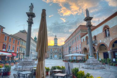 Ravenna, İtalya, 1 Eylül 2021: İtalyan kenti Ravenna 'da Piazza del Popolo' nun gündoğumu manzarası.