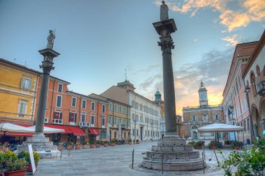Ravenna, İtalya, 1 Eylül 2021: İtalyan kenti Ravenna 'da Piazza del Popolo' nun gündoğumu manzarası.