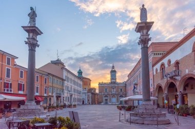 Ravenna, İtalya, 1 Eylül 2021: İtalyan kenti Ravenna 'da Piazza del Popolo' nun gündoğumu manzarası.
