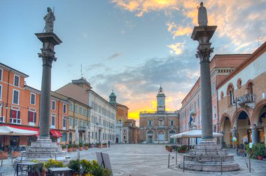 Ravenna, İtalya, 1 Eylül 2021: İtalyan kenti Ravenna 'da Piazza del Popolo' nun gündoğumu manzarası.
