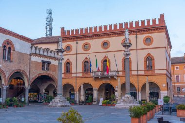 Ravenna, İtalya, 1 Eylül 2021: İtalya 'nın Ravenna kentindeki Piazza del Popolo' da belediye binasının gün doğumu manzarası.