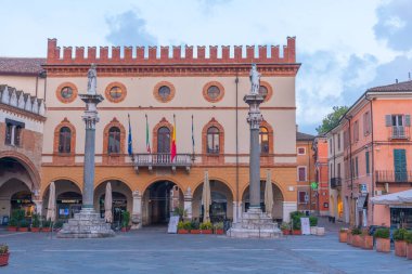 Ravenna, İtalya, 1 Eylül 2021: İtalya 'nın Ravenna kentindeki Piazza del Popolo' da belediye binasının gün doğumu manzarası.