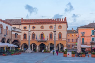 Ravenna, İtalya, 1 Eylül 2021: İtalya 'nın Ravenna kentindeki Piazza del Popolo' da belediye binasının gün doğumu manzarası.