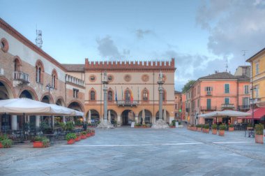 Ravenna, İtalya, 1 Eylül 2021: İtalya 'nın Ravenna kentindeki Piazza del Popolo' da belediye binasının gün doğumu manzarası.