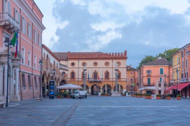 Ravenna, İtalya, 1 Eylül 2021: İtalya 'nın Ravenna kentindeki Piazza del Popolo' da belediye binasının gün doğumu manzarası.