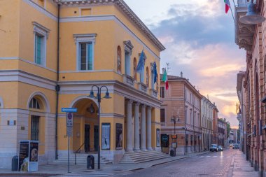 Ravenna, İtalya, 1 Eylül 2021: İtalyan Ravenna kasabasının merkezinde bulunan Teatro Alighieri.