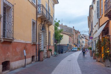 Ravenna, İtalya, 1 Eylül 2021: İtalyan kenti Ravenna 'nın merkezindeki ticari cadde.