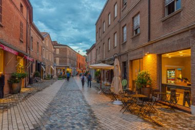 Ravenna, İtalya, 31 Ağustos 2021: İtalyan kenti Ravenna 'nın merkezindeki ticari cadde.