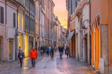 Ravenna, İtalya, 31 Ağustos 2021: İtalyan kenti Ravenna 'nın merkezindeki ticari cadde.