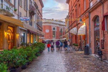 Ravenna, İtalya, 31 Ağustos 2021: İtalyan kenti Ravenna 'nın merkezindeki ticari cadde.