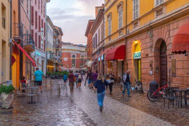 Ravenna, İtalya, 31 Ağustos 2021: İtalyan kenti Ravenna 'nın merkezindeki ticari cadde.