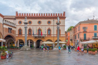 Ravenna, İtalya, 31 Ağustos 2021: İtalyan kenti Ravenna 'daki Piazza del Popolo' da belediye binası.