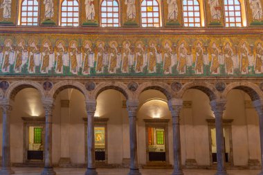 Ravenna, İtalya, 31 Ağustos 2021: İtalyan şehri Ravenna 'daki Basilica di Sant' Apollinare Nuovo 'nun içi.