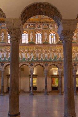Ravenna, İtalya, 31 Ağustos 2021: İtalyan şehri Ravenna 'daki Basilica di Sant' Apollinare Nuovo 'nun içi.