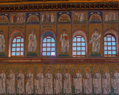 Ravenna, İtalya, 31 Ağustos 2021: İtalyan şehri Ravenna 'daki Basilica di Sant' Apollinare Nuovo 'nun içi.