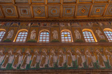 Ravenna, İtalya, 31 Ağustos 2021: İtalyan şehri Ravenna 'daki Basilica di Sant' Apollinare Nuovo 'nun içi.