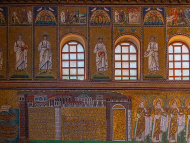 Ravenna, İtalya, 31 Ağustos 2021: İtalyan şehri Ravenna 'daki Basilica di Sant' Apollinare Nuovo 'nun içi.