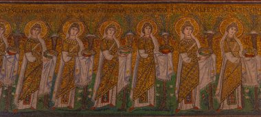 Ravenna, İtalya, 31 Ağustos 2021: İtalyan şehri Ravenna 'daki Basilica di Sant' Apollinare Nuovo 'nun içi.