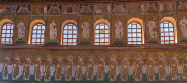 Ravenna, İtalya, 31 Ağustos 2021: İtalyan şehri Ravenna 'daki Basilica di Sant' Apollinare Nuovo 'nun içi.