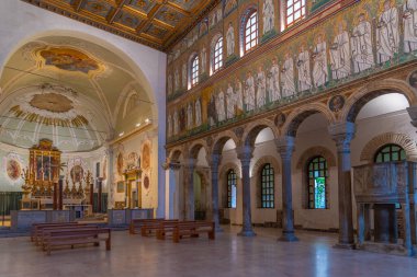 Ravenna, İtalya, 31 Ağustos 2021: İtalyan şehri Ravenna 'daki Basilica di Sant' Apollinare Nuovo 'nun içi.