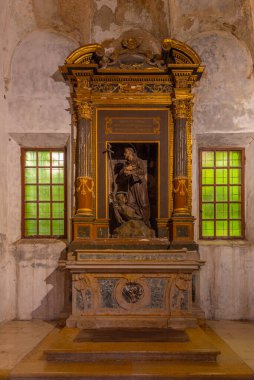 Ravenna, İtalya, 31 Ağustos 2021: İtalyan şehri Ravenna 'daki Basilica di Sant' Apollinare Nuovo 'nun içi.
