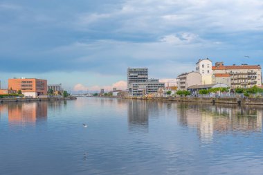 Ravenna, İtalya, 31 Ağustos 2021: İtalyan kenti Ravenna 'da bir kanal görüntüsü.