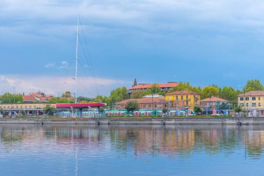 Ravenna, İtalya, 31 Ağustos 2021: İtalyan kenti Ravenna 'da bir kanal görüntüsü.