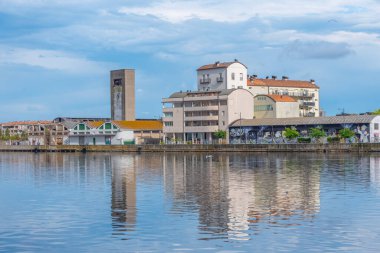 Ravenna, İtalya, 31 Ağustos 2021: İtalyan kenti Ravenna 'da bir kanal görüntüsü.