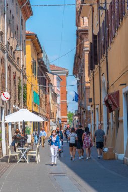 Ferrara, İtalya, 31 Ağustos 2021: İtalyan kenti Ferrara 'nın ticaret merkezinde sokak.