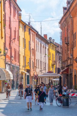 Ferrara, İtalya, 31 Ağustos 2021: İtalyan kenti Ferrara 'nın ticaret merkezinde sokak.