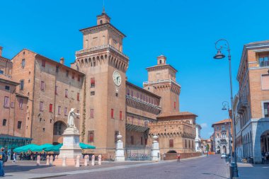 Ferrara, İtalya, 31 Ağustos 2021: İtalyan kenti Ferrara 'da Castello Estense.