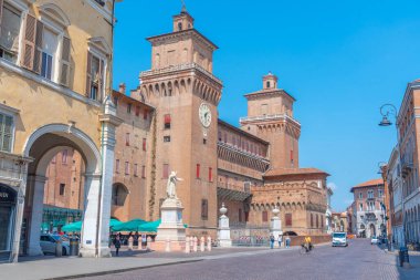 Ferrara, İtalya, 31 Ağustos 2021: İtalyan kenti Ferrara 'da Castello Estense.