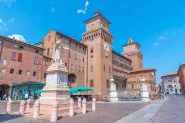 Ferrara, İtalya, 31 Ağustos 2021: İtalyan kenti Ferrara 'da Castello Estense.