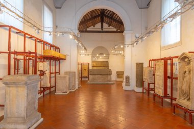 Ferrara, İtalya, 31 Ağustos 2021: İtalyan kenti Ferrara 'da Lapidario Müzesi.