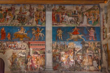 Ferrara, İtalya, 31 Ağustos 2021: İtalyan kenti Ferrara 'daki Pinacoteca Nazionale' nin içinde Salone dei Mesi.