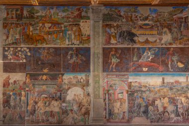 Ferrara, İtalya, 31 Ağustos 2021: İtalyan kenti Ferrara 'daki Pinacoteca Nazionale' nin içinde Salone dei Mesi.