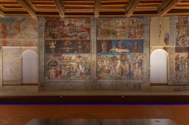 Ferrara, İtalya, 31 Ağustos 2021: İtalyan kenti Ferrara 'daki Pinacoteca Nazionale' nin içinde Salone dei Mesi.