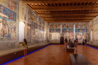 Ferrara, İtalya, 31 Ağustos 2021: İtalyan kenti Ferrara 'daki Pinacoteca Nazionale' nin içinde Salone dei Mesi.