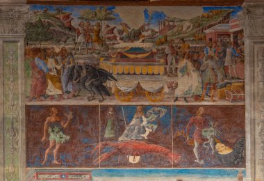 Ferrara, İtalya, 31 Ağustos 2021: İtalyan kenti Ferrara 'daki Pinacoteca Nazionale' nin içinde Salone dei Mesi.