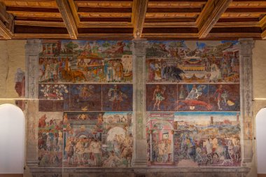 Ferrara, İtalya, 31 Ağustos 2021: İtalyan kenti Ferrara 'daki Pinacoteca Nazionale' nin içinde Salone dei Mesi.