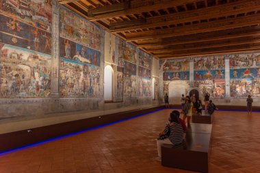 Ferrara, İtalya, 31 Ağustos 2021: İtalyan kenti Ferrara 'daki Pinacoteca Nazionale' nin içinde Salone dei Mesi.