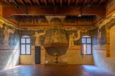 Ferrara, İtalya, 31 Ağustos 2021: İtalyan kenti Ferrara 'da Casa Romei' nin duvarında freskler.