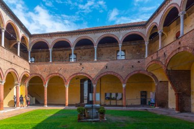 Ferrara, İtalya, 31 Ağustos 2021: İtalyan kenti Ferrara 'da Casa Romei' nin avlusu.