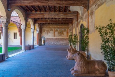 Ferrara, İtalya, 31 Ağustos 2021: İtalyan kenti Ferrara 'da Casa Romei' nin avlusundaki aslan heykelleri.