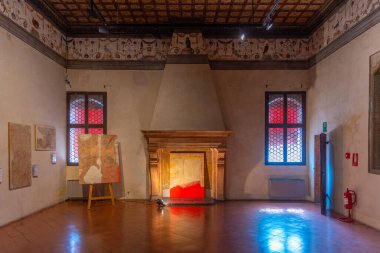 Ferrara, İtalya, 31 Ağustos 2021: İtalyan kenti Ferrara 'da Casa Romei' nin içindeki oda.
