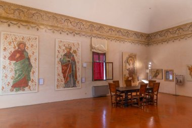 Ferrara, İtalya, 31 Ağustos 2021: İtalyan kenti Ferrara 'da Casa Romei' nin içindeki oda.