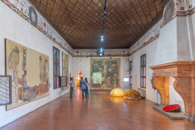 Ferrara, İtalya, 31 Ağustos 2021: İtalyan kenti Ferrara 'da Casa Romei' nin içindeki oda.