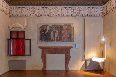 Ferrara, İtalya, 31 Ağustos 2021: İtalyan kenti Ferrara 'da Casa Romei' nin duvarında freskler.